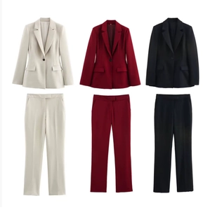 Dettaglio completo completo blazer slim e pantaloni a zampa donna in beige, bordeaux e nero