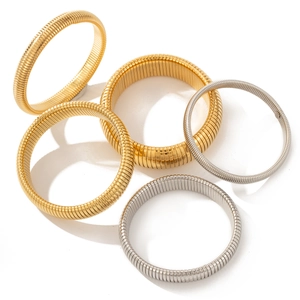 Minimalistische, stapelbare Tubogas Schlangenknochen Armbänder in Gold und Silber