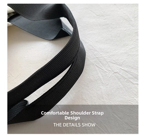 Détail de la bandoulière en nylon noir durable avec tissage haute densité sur le sac à main