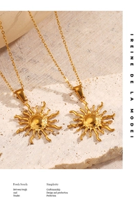 Vue détaillée de deux colliers avec pendentif soleil plaqués or 18K sur une pierre texturée