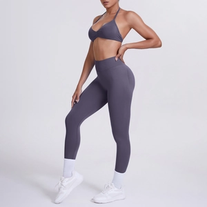 Vista laterale del set yoga malva con reggiseno sportivo allacciato al collo e legging