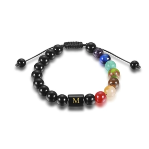 Dettaglio del bracciale 7 chakra con pietre naturali e ciondolo con lettera M dorata