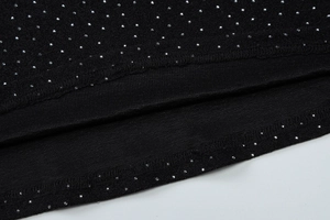 Gros plan sur le tissu noir avec strass étincelants et détails de couture de haute qualité