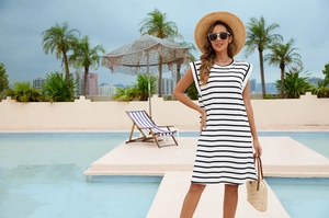 Vue détaillée d'une robe rayée sans manches pour femme avec chapeau près d'une piscine