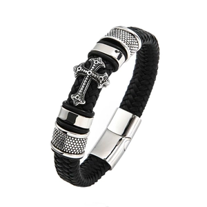 Bracelet tressé en cuir noir pour homme avec breloque croix en métal et fermoir
