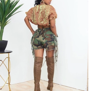 Short camouflage sexy à franges et haut doré à manches bouffantes vu de l'arrière