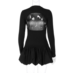 Détail de la découpe ronde au dos et texture en maille côtelée de cette robe noire ajustée