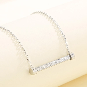 Collier minimaliste en acier argenté avec pendentif barre en cristal brillant pour femme