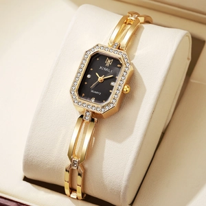Macro d'une montre à quartz octogonale en or avec lunette sertie et bracelet chaîne évidé