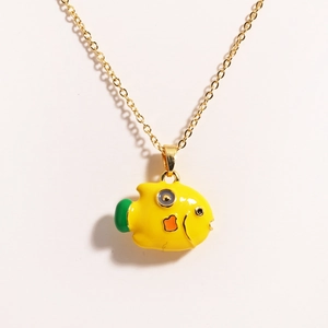 Collana con ciondolo a forma di pesce colorato in oro con dettagli in smalto giallo