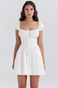 Détail de la robe courte blanche avec décolleté carré, manches bouffantes et plis boutonnés