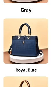 Dettaglio della borsa blu reale intrecciata con trapuntatura a rombi e chiusura oro