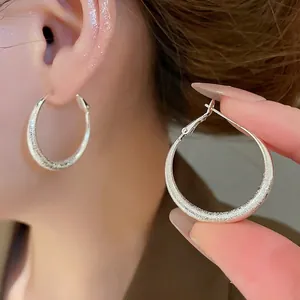 Boucles d'oreilles créoles rondes en argent mat avec finition givrée pour femmes