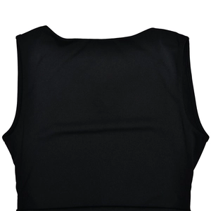 Gros plan sur le dos nu et le tissu minimaliste d'une robe noire sans manches