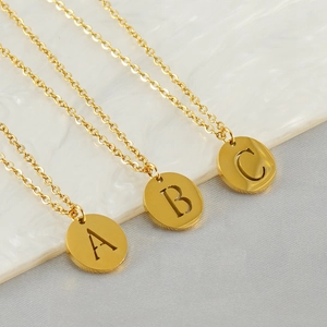 Halskette Mit Anfangsbuchstabe 18K Vergoldeter Edelstahl Runder Anhänger Minimalistischer Modeschmuck Für Damen