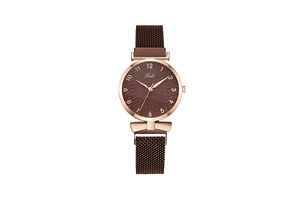 Gros plan de montre femme quartz marron café avec bracelet magnétique et boîtier rose doré