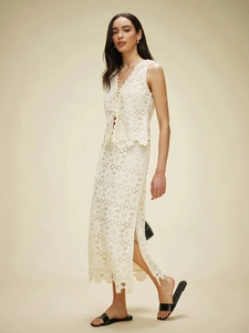Ensemble élégant en dentelle blanche avec gilet sans manches col V et jupe longue fendue