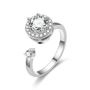 Anillo halo ajustable plateado con cristal redondo y detalle de diamante brillante