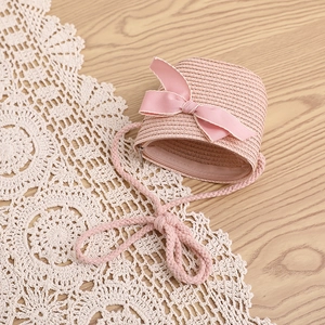 Détail du sac en paille tressée rose pour filles avec nœud en satin et dentelle