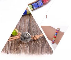 Vue détaillée du bracelet de guérison 7 chakras avec cordon en cuir et fermoir lotus