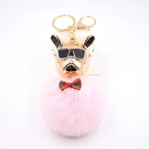 Dettaglio del ciondolo bulldog francese con occhiali da sole e pompon rosa soffice