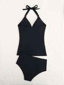 Tankini nero due pezzi con scollo all'americana, fibbie dorate e slip a vita alta