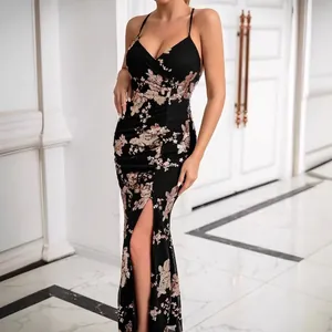 Robe de soirée noire élégante avec broderie florale dorée et fente latérale haute