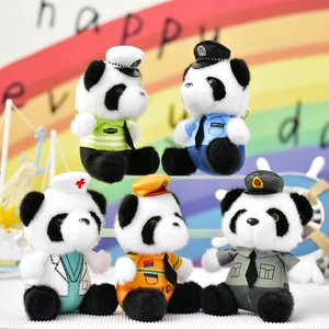 Detailweergave van panda pluche sleutelhangers in politie-, brandweer- en verpleegstersuniformen