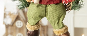 Détails rapprochés du Père Noël avec pantalon en tricot vert et bottes en similicuir marron