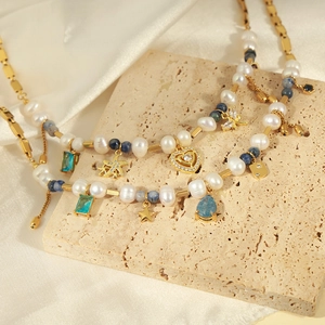 Collier en acier doré avec perles d'eau douce et pendentifs en pierres bleues