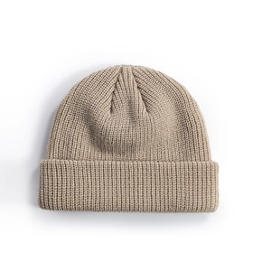 Bonnet en maille beige avec bord replié élégant pour la chaleur de l'automne hiver