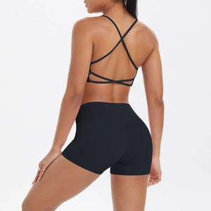 Détail du soutien-gorge de sport dos croisé et short taille haute en ensemble yoga