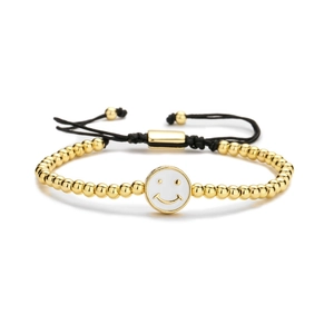 Bracciale regolabile in perline dorate con ciondolo smiley in smalto bianco e cordino nero