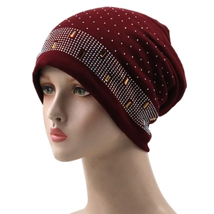 Damen Strickmütze in Weinrot mit glitzernden Strasssteinen und goldenen Dekoelementen