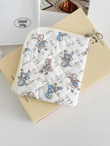 Détail de la petite pochette matelassée à motif cartoon avec fermeture éclair ronde