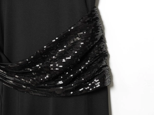 Détails des paillettes diagonales sur robe midi noire avec texture raffinée