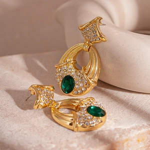 Boucles d'oreilles vintage dorées géométriques avec gemmes vertes et cristaux