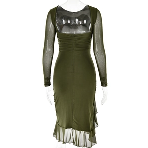Détail du dos nu et des manches en tulle sur une robe moulante de couleur vert foncé