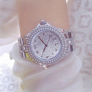 Montre de luxe pour femme en argent sertie de diamants avec index à chiffres arabes
