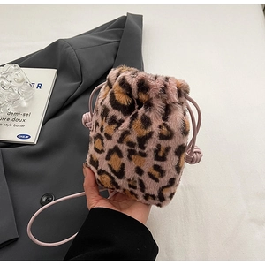 Mini leopard print plush drawstring handbag with pink handles for women casual wear