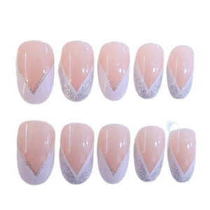 Unghie finte a mandorla classiche con base rosa nude, punte a V lilla e glitter argentati