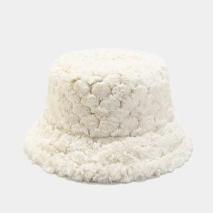 Gros plan sur un bob en fausse fourrure blanche montrant sa texture douce et son design épuré
