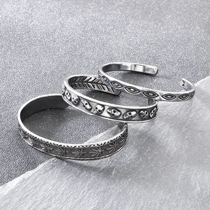 Détails de bracelets en acier style punk avec gravures de crâne et d'œil mystique