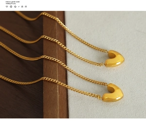 Gros plan du collier élégant plaqué or avec pendentif en V en forme de cœur et fini poli