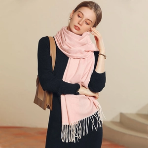 Écharpe tricotée rose à motif chevrons pour femmes avec franges présentée sur un modèle