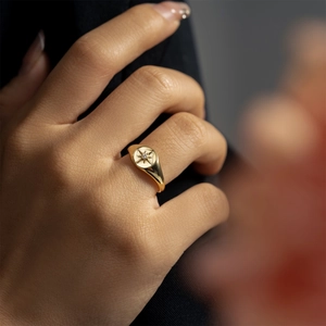 S925 sterling silver gold-plated signet ring with starburst engraving and small diamond