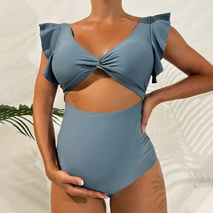 Maillot de bain de maternité bleu gris avec manches à volants et découpe sur le devant