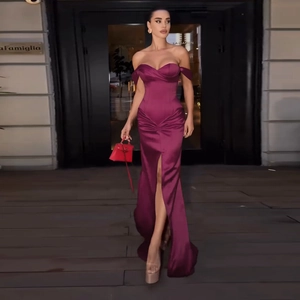 Robe de soirée élégante en satin violet à épaules dénudées avec fente haute
