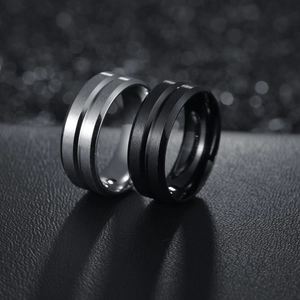 Vue détaillée de bagues 8mm en acier inoxydable brossé argent et noir avec rainure