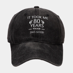 Détail d'une casquette en coton noir délavé avec slogan blanc pour le 80ème anniversaire